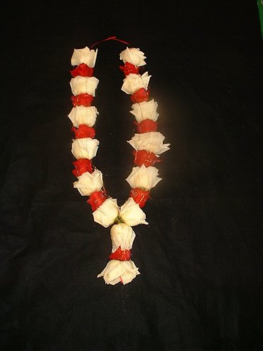 White and orange rose garland